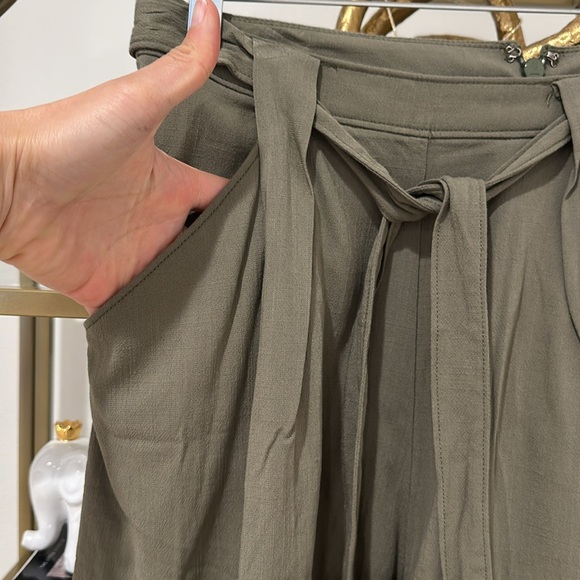 Pleaded Olive shorts - Picture 4 of 11